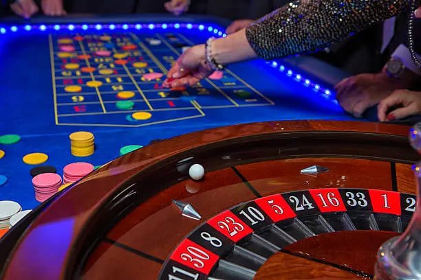 Live Bandar Poker table with dealer and multi-camera view on win slot108.com
